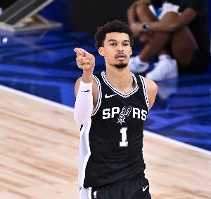 巔峰的你能防文班嗎？考辛斯：不可能 他根本沒法防