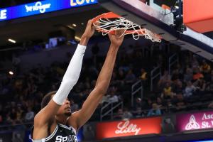 夏天苦練成果！文班完爆濃眉+萊夫利雙塔 29分鐘狂砍40分15板3帽