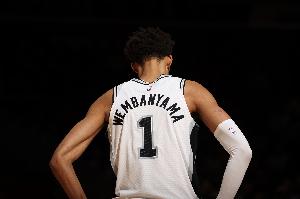 兩節(jié)半27分10板3帽！加內特發(fā)推：文班亞馬MVP