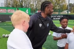 無(wú)球可踢！斯特林近日帶小學(xué)生進(jìn)行足球訓(xùn)練，已被排除出藍(lán)軍計(jì)劃