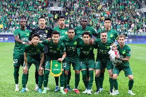 足球報：國安調(diào)整防線仍出現(xiàn)低級失誤，進(jìn)攻中展現(xiàn)出更多套路