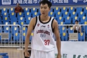 全力以赴！逄硯鈞的強(qiáng)硬球風(fēng)奠定了廣州龍獅攻防兩端的底氣??