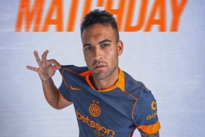 強(qiáng)強(qiáng)對話！國米發(fā)布客戰(zhàn)那不勒斯海報(bào)：勞塔羅單人出鏡