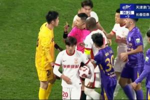 白忙活！亞泰門將拖延時間染黃，隨后示意抽筋被主裁指著鼻子警告