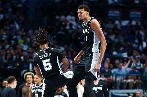 統(tǒng)治攻防！文班亞馬半場10中6拿下12分8板1助5帽