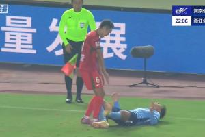 張璦暉倒地夾住皮球，王上源上去對著皮球連踢了幾腳
