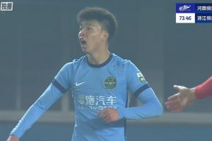 何超故意手球染黃，裁判未吹浙江有利進(jìn)攻，王鈺棟憤怒砸球