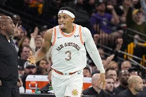 好球員！凱爾登-約翰遜7投4中得到8分10板1助 末節(jié)犯滿離場