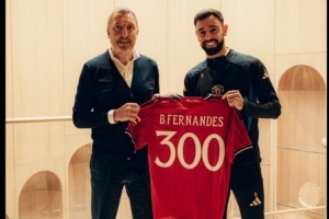 31歲B費(fèi)將迎紅魔300場(chǎng)里程碑，曼聯(lián)官方曬照為其贈(zèng)送紀(jì)念球衣