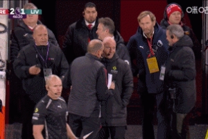 利物浦比賽半場(chǎng)換裁判！主裁西蒙·胡珀受傷，與四官羅賓遜互換