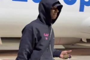 ??心系老東家？拉什福德下飛機被拍到在看球，球迷認為是看曼聯(lián)