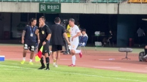 第四級別聯(lián)賽中的60后，朱駿傷退