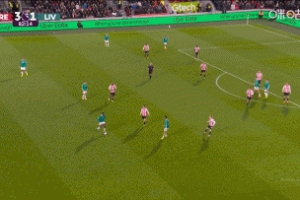 直接上天了！薩拉赫得球調(diào)整許久，一腳打門高得非常離譜