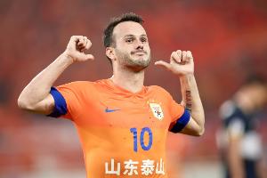 不留下嗎？瓦科合同年底到期仍未續(xù)約，本賽季轟24球5助冠絕中超