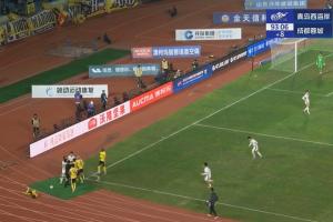 周定洋剪刀腳飛鏟引發(fā)兩隊沖突！最終張修維、周定洋各吃一黃！