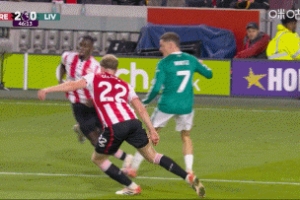 加克波此前禁區(qū)內(nèi)被放倒，裁判未判罰