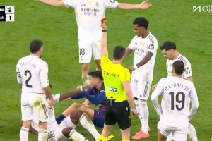 佩德里生涯首紅！佩德里趟球過(guò)大吃到第2黃 此前拉拽維尼修斯染黃