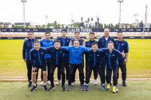 上海申花點(diǎn)球取勝捧杯，首屆“錢潮杯”國際青少年足球邀請(qǐng)賽收官