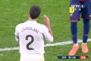 卡瓦哈爾先沖亞馬爾做手勢(shì)，亞馬爾伸手與他握手，握手擁抱后開(kāi)吵