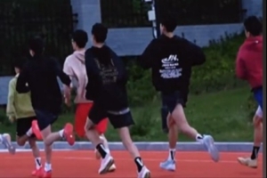 早上6點(diǎn)！U15跑操正當(dāng)時(shí) 青島男籃小伙子們沖沖沖！????