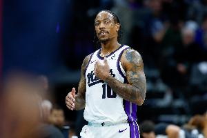 快給整哭了！德羅贊苦笑搖頭：22罰……罰球……罰球 后直接離席