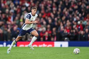 熱刺舊將：熱刺在防守端表現(xiàn)出色，范德芬是全場最佳