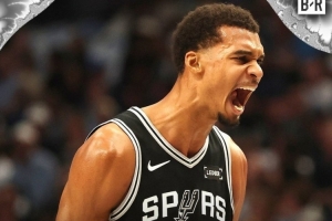 我得自降標(biāo)準(zhǔn)?。课陌噘惣厩叭龖?zhàn)至少100分15帽 NBA歷史首人