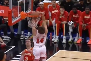 生吃！布澤利斯底線硬擠杰倫-約翰遜 雙手炸裂反扣點燃全場