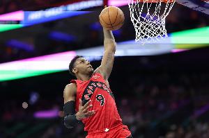 有點(diǎn)被限制！巴雷特上半場(chǎng)8中3得9分1板1助 三分4中1