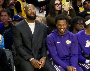 狼王：詹姆斯若還想打球主要因熱愛無關(guān)金錢 當(dāng)然有報(bào)酬何樂不為