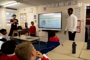 ????薩卡驚喜現(xiàn)身小學時期的母校