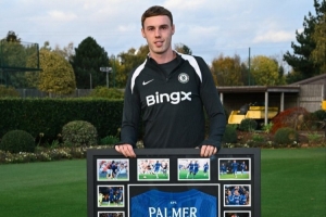 俱樂部百次出場，切爾西為帕爾默等五名球員頒發(fā)紀念禮物