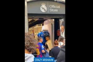 阿爾沙文被拍到穿著印有自己名字的巴薩球衣去逛皇馬官方商店