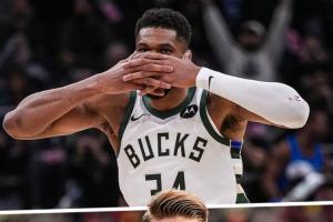 夢幻聯(lián)動(dòng)！字母哥在戰(zhàn)勝尼克斯的比賽中模仿約克雷斯面具慶祝