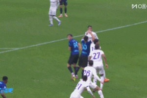 可惜！鄧弗里斯禁區(qū)內(nèi)機(jī)會被封堵，后續(xù)佛羅倫薩解圍險些自擺烏龍