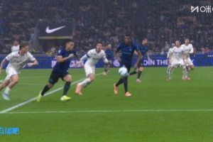 勞塔羅和埃斯波西托禁區(qū)先后倒地，裁判沒有表示