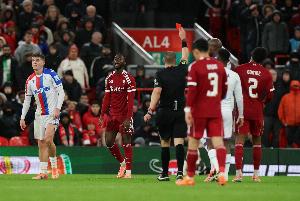 一線(xiàn)隊(duì)2次替補(bǔ)出場(chǎng)均染紅！18歲中衛(wèi)納洛共僅為利物浦出場(chǎng)16分鐘