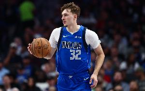 仍然不理想！弗拉格半場(chǎng)4中2得到4分5板2助另2失誤 正負(fù)值-11