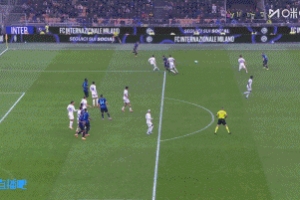 埃斯波西托禁區(qū)倒地，VAR介入后依舊沒有判罰點球