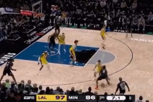 看得準(zhǔn)！海蘭德強(qiáng)突籃下造海斯犯規(guī) 湖人挑戰(zhàn)成功改判進(jìn)攻犯規(guī)