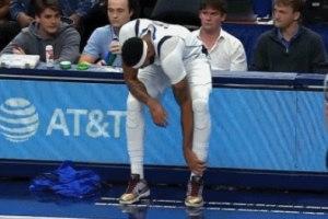 別有事??！濃眉落地踩到對(duì)方腳上疑似崴傷 返回更衣室接受治療