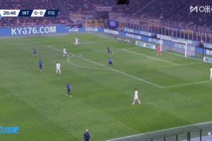 錯失單刀！佛羅倫薩后場失誤，巴斯托尼帶球突入禁區(qū)后打門被撲出