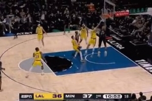 隨便扣！戈貝爾順下單臂空接隔扣海斯