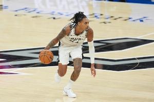 外線開火！瓦塞爾半場9中4拿到12分4板 三分6中3