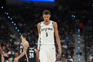 文班：我們?nèi)犓腥硕荚谶M步 球迷們也是 一切慢慢走向正軌