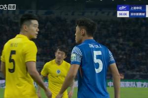 激情對噴！朱辰杰倒地胡睿寶指責(zé)其假摔騙點，兩人互噴垃圾話