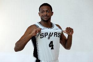 蘇群：等?？怂够貋?馬刺外線會出現(xiàn)幸福的煩惱 一顆球不夠分