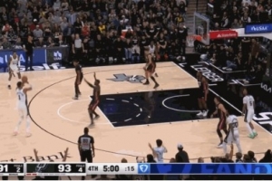 連珠炮！瓦塞爾和文班相繼三分穿針 馬刺反超比分打停熱火