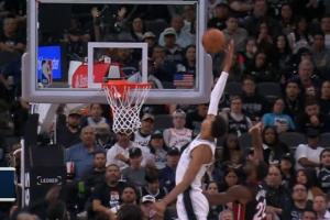 就往天花板扔！文班高高躍起接瓦塞爾傳球單臂暴力空接