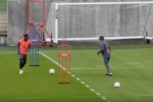 傷員回歸！德天空：阿方索-戴維斯已重返球場(chǎng)進(jìn)行有球訓(xùn)練